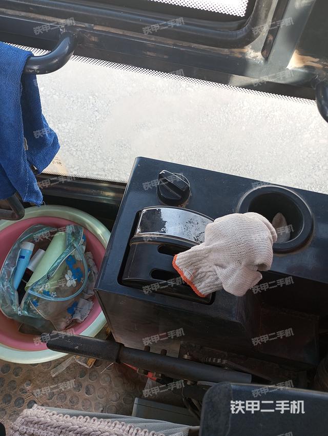 駕駛室操作臺（設(shè)備外觀及核心部件）