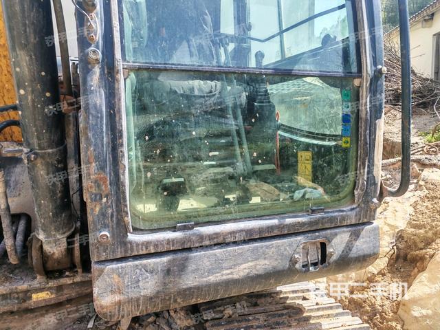 鏟斗右后整體(工作和回轉(zhuǎn)裝置) 鏟斗右后整體(工作和回轉(zhuǎn)裝置)