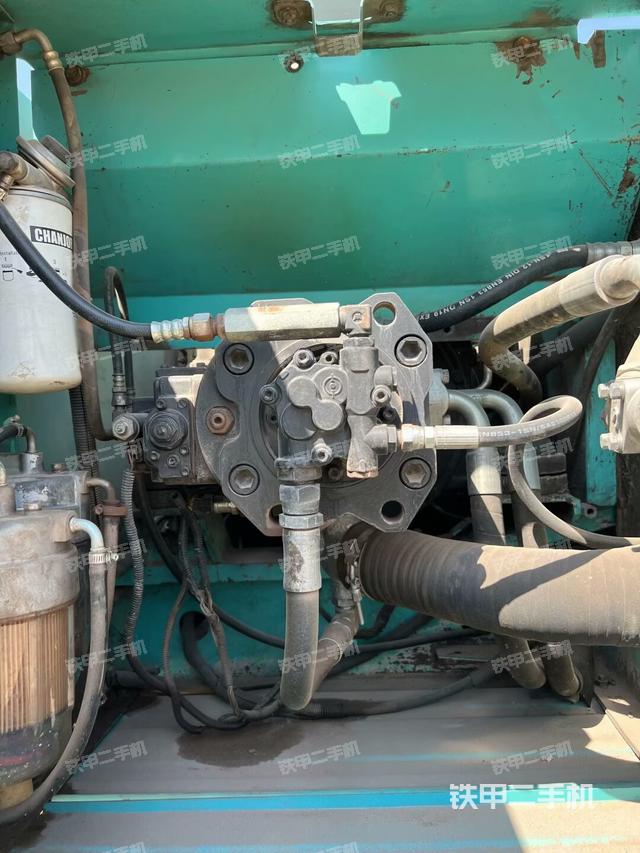 液壓泵艙室正面整體(整機(jī)外觀) 液壓泵艙室正面整體(整機(jī)外觀)