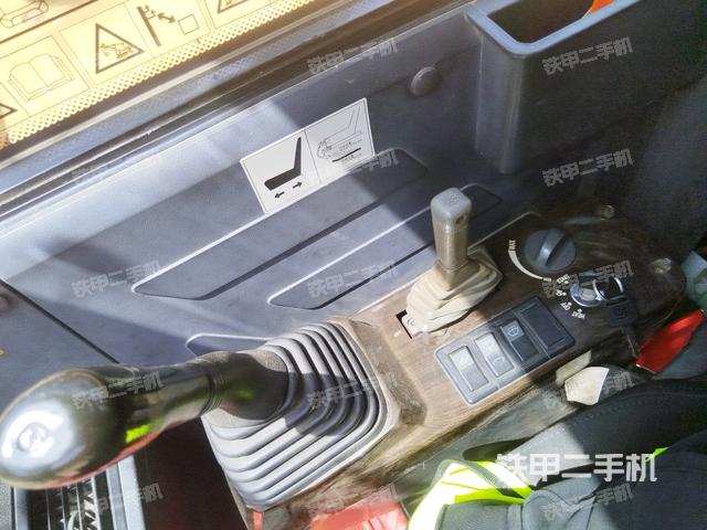 座椅右側控制臺/鑰匙門/油門/含右手柄（駕駛室部分）