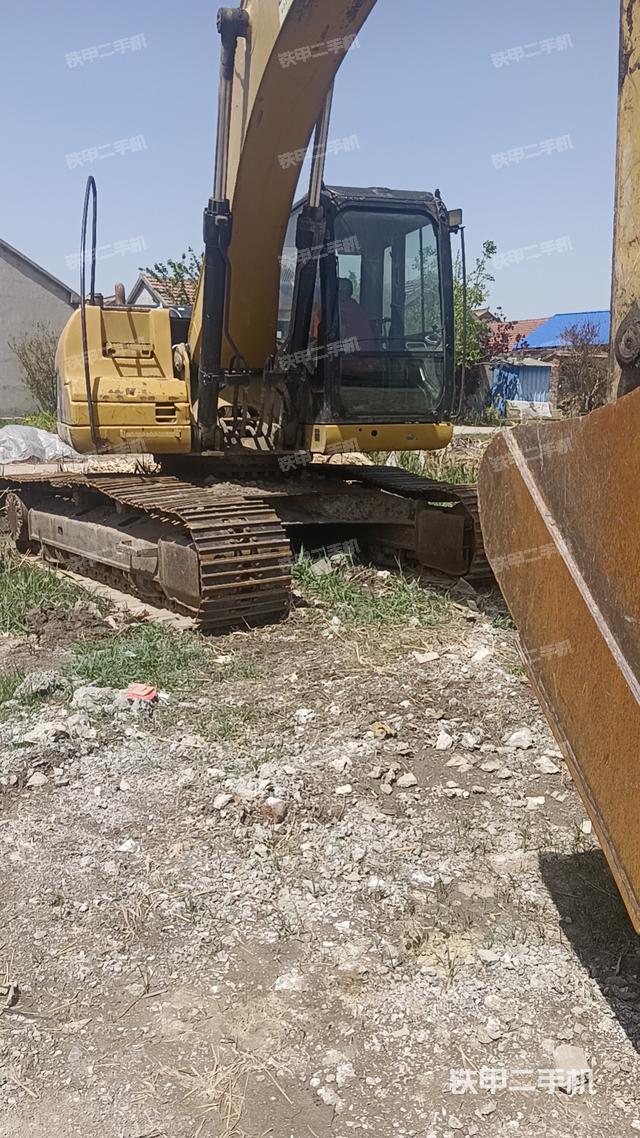 單側(cè)履帶整體(整機(jī)外觀) 單側(cè)履帶整體(整機(jī)外觀)