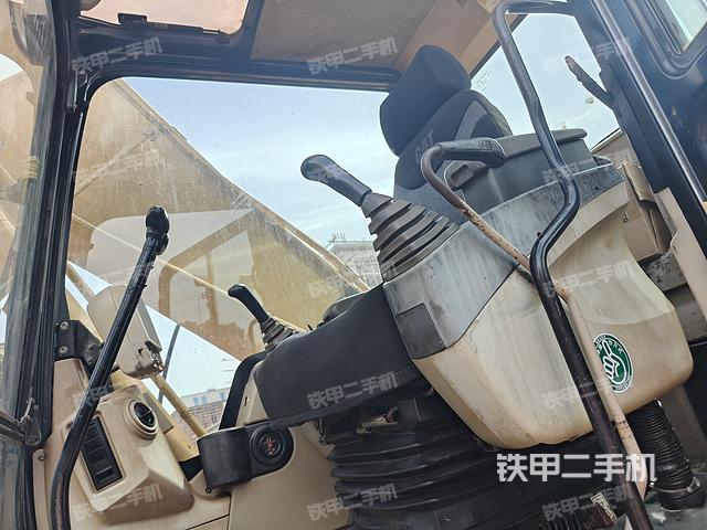 駕駛室整體(整機外觀) 駕駛室整體(整機外觀)