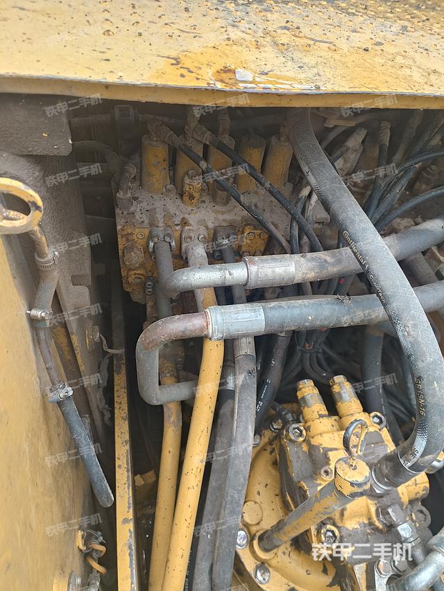 回轉(zhuǎn)馬達(dá)和主控閥(整機(jī)外觀) 回轉(zhuǎn)馬達(dá)和主控閥(整機(jī)外觀)