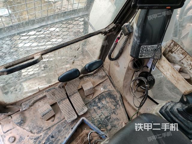 行走控制手柄和踏板?俯拍(駕駛室部分) 行走控制手柄和踏板?俯拍(駕駛室部分)