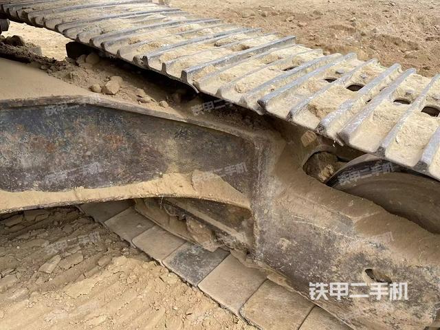 單側(cè)履帶整體(整機外觀) 單側(cè)履帶整體(整機外觀)