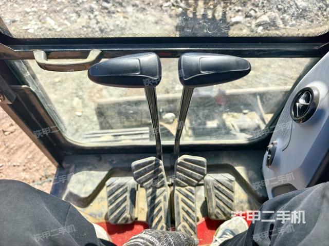 行走控制手柄和踏板?俯拍（駕駛室部分）