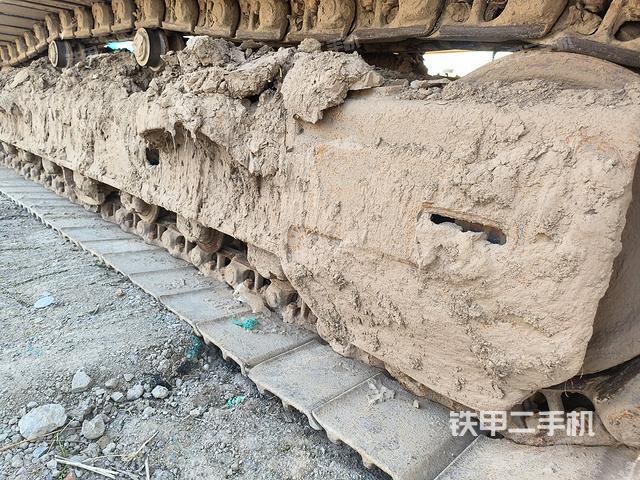 單側(cè)履帶整體(整機(jī)外觀) 單側(cè)履帶整體(整機(jī)外觀)