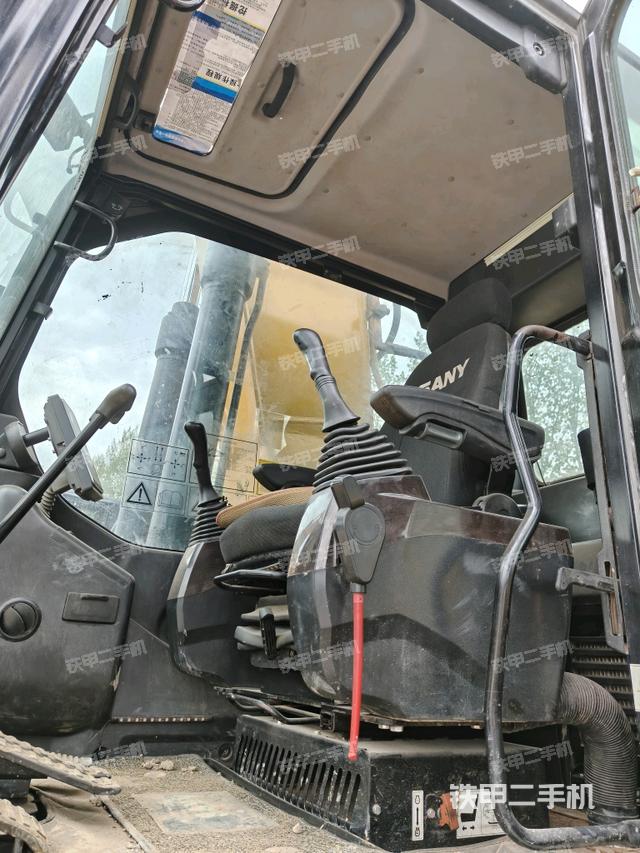 駕駛室整體（整機外觀）