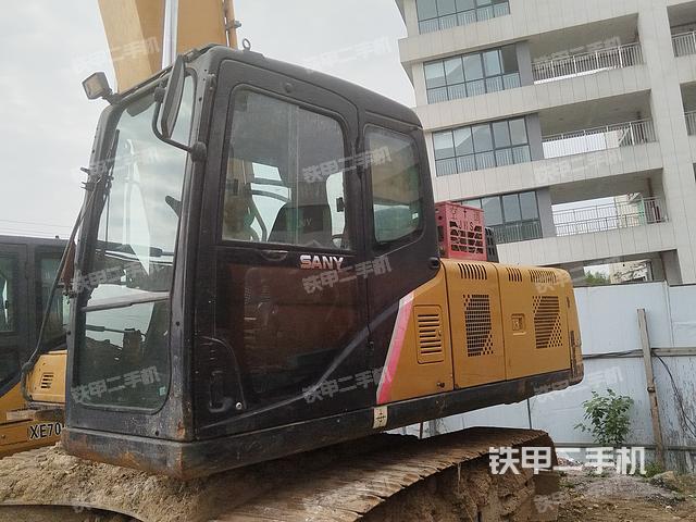 駕駛室整體(整機(jī)外觀) 駕駛室整體(整機(jī)外觀)