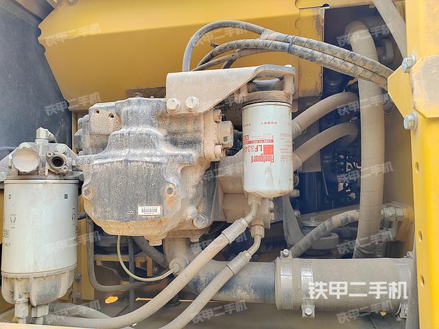 液壓泵艙室正面整體(整機外觀) 液壓泵艙室正面整體(整機外觀)