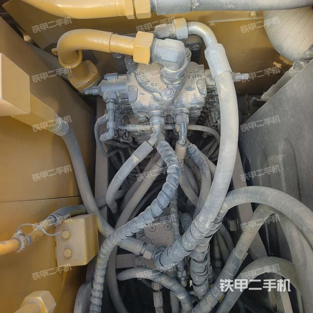 回轉(zhuǎn)馬達和主控閥(整機外觀) 回轉(zhuǎn)馬達和主控閥(整機外觀)