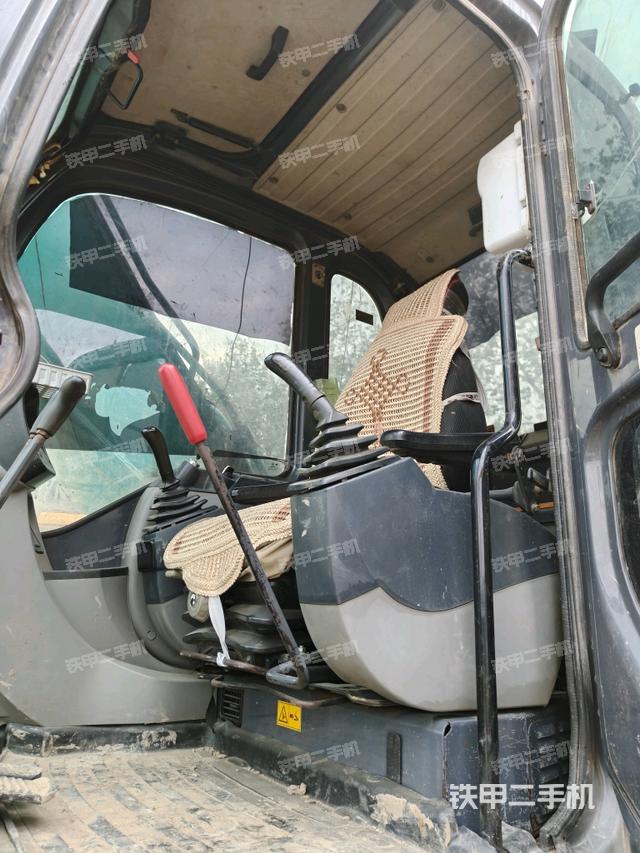 駕駛室整體（整機外觀）