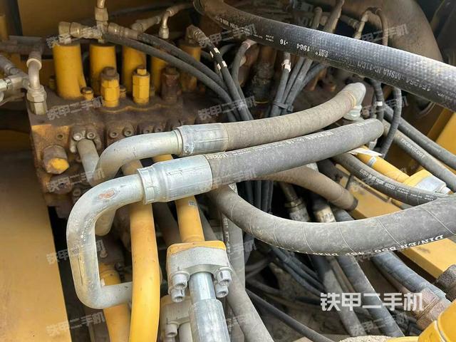 回轉(zhuǎn)馬達(dá)和主控閥(整機(jī)外觀) 回轉(zhuǎn)馬達(dá)和主控閥(整機(jī)外觀)