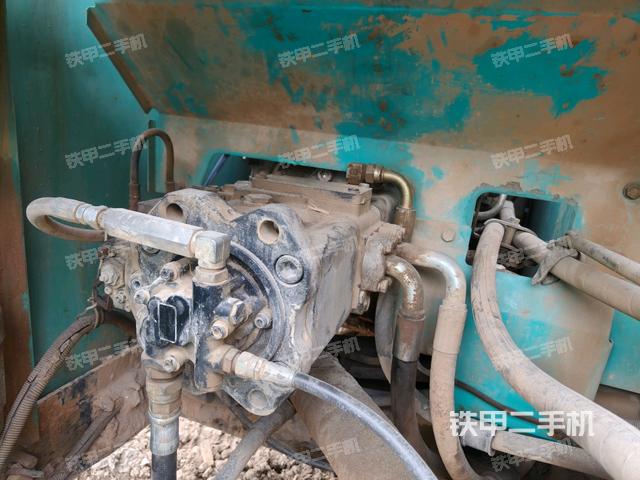 液壓泵艙室正面整體（整機外觀）