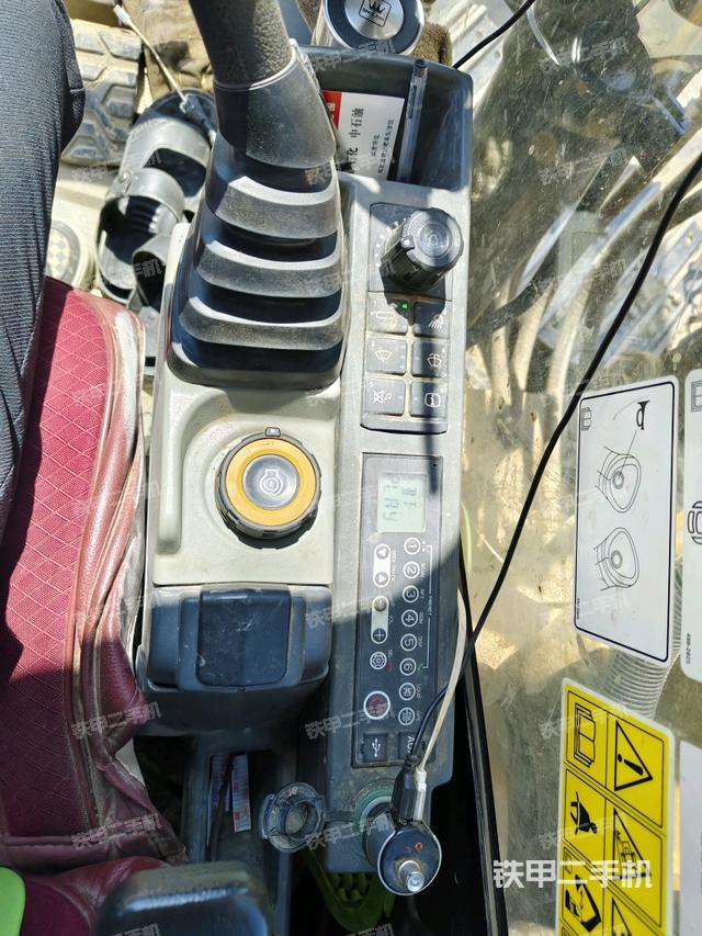 座椅右側(cè)控制臺(tái)/鑰匙門/油門/含右手柄(駕駛室部分) 座椅右側(cè)控制臺(tái)/鑰匙門/油門/含右手柄(駕駛室部分)