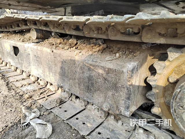 單側(cè)履帶整體(整機(jī)外觀) 單側(cè)履帶整體(整機(jī)外觀)