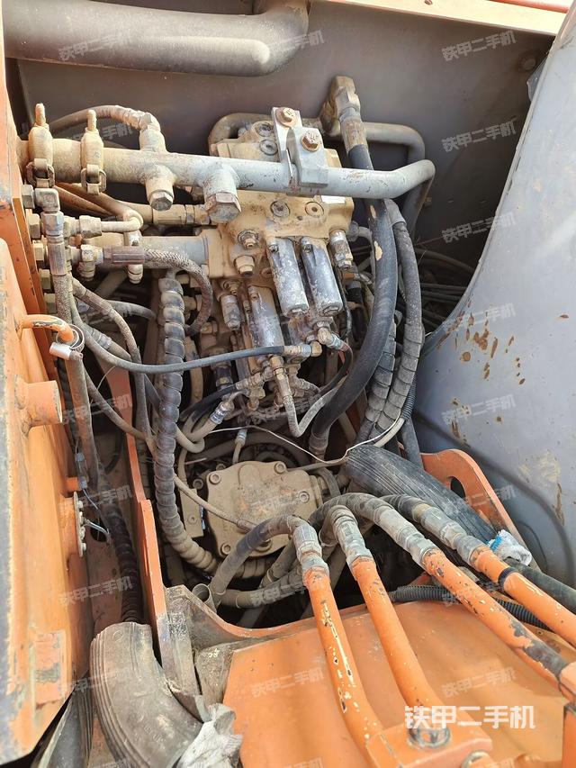 回轉(zhuǎn)馬達(dá)和主控閥（整機(jī)外觀）