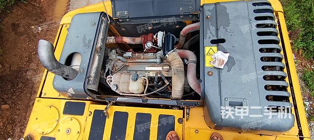 液壓泵艙室正面整體(整機外觀) 液壓泵艙室正面整體(整機外觀)