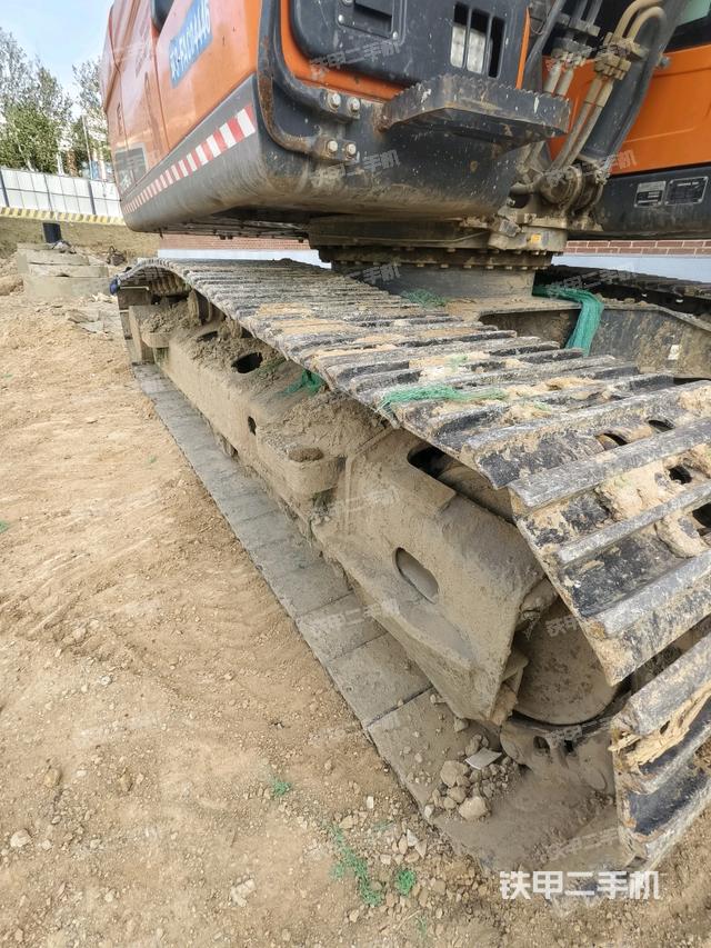 單側(cè)履帶整體(整機外觀) 單側(cè)履帶整體(整機外觀)