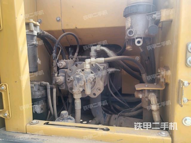 液壓泵艙室正面整體(整機外觀) 液壓泵艙室正面整體(整機外觀)