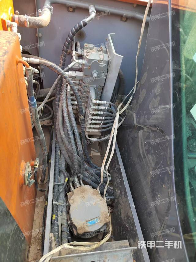 回轉(zhuǎn)馬達(dá)和主控閥(整機(jī)外觀) 回轉(zhuǎn)馬達(dá)和主控閥(整機(jī)外觀)