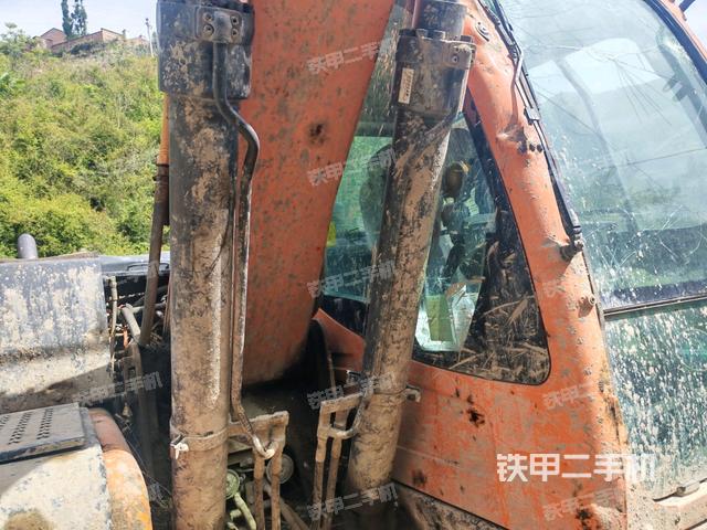 轉(zhuǎn)盤(pán)和下車(chē)架正前(工作和回轉(zhuǎn)裝置) 轉(zhuǎn)盤(pán)和下車(chē)架正前(工作和回轉(zhuǎn)裝置)