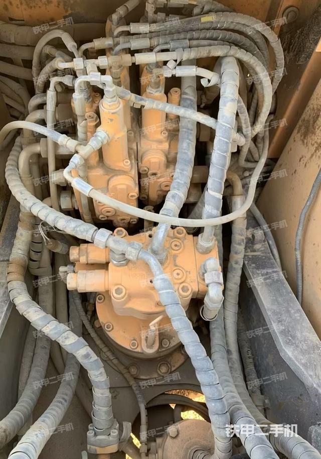 回轉(zhuǎn)馬達(dá)和主控閥（整機(jī)外觀）