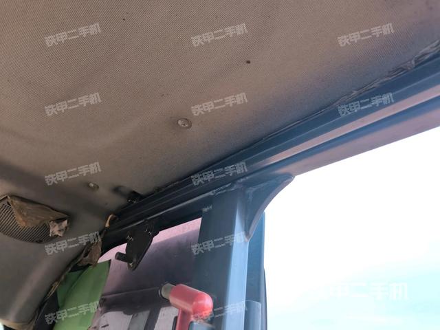 行走控制手柄和踏板?俯拍(駕駛室部分) 行走控制手柄和踏板?俯拍(駕駛室部分)
