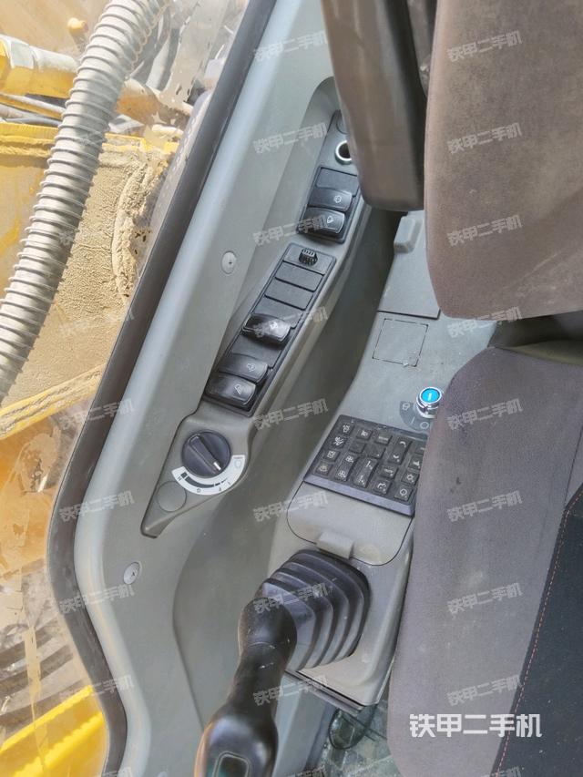 座椅右側(cè)控制臺(tái)/鑰匙門(mén)/油門(mén)/含右手柄（駕駛室部分）