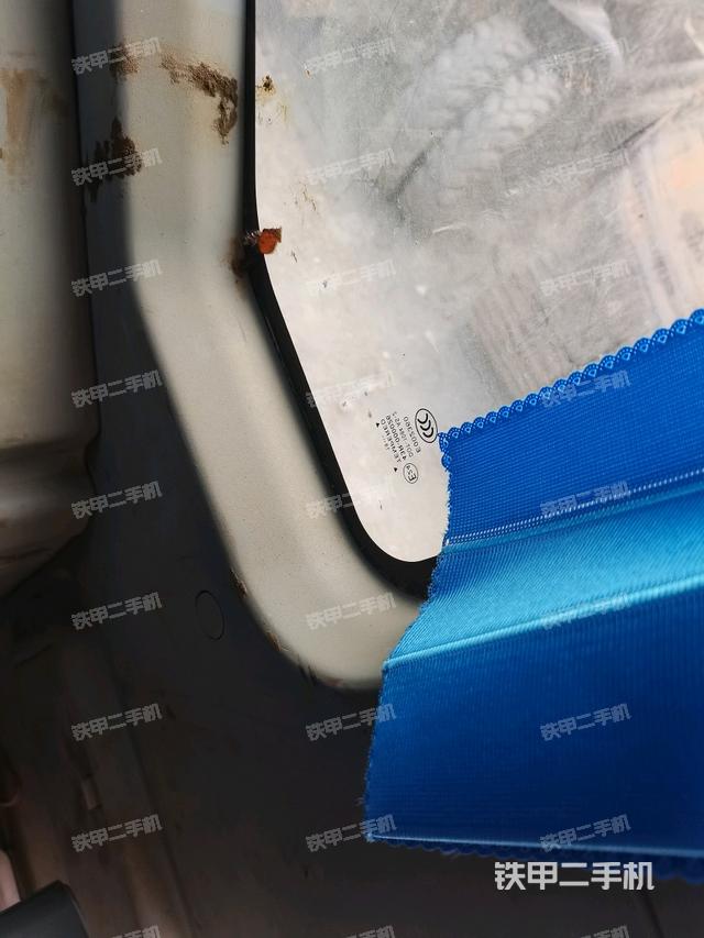 左后方玻璃角標(biāo)(駕駛室部分) 左后方玻璃角標(biāo)(駕駛室部分)