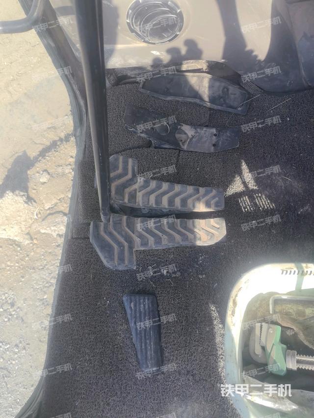 行走控制手柄和踏板?俯拍（駕駛室部分）