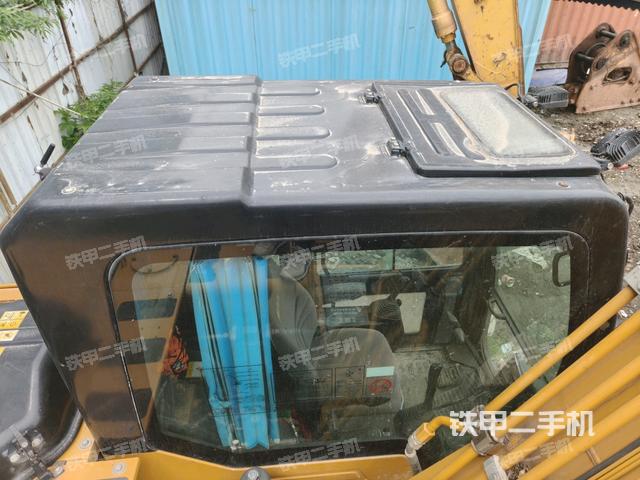 駕駛室頂部(整機(jī)外觀) 駕駛室頂部(整機(jī)外觀)