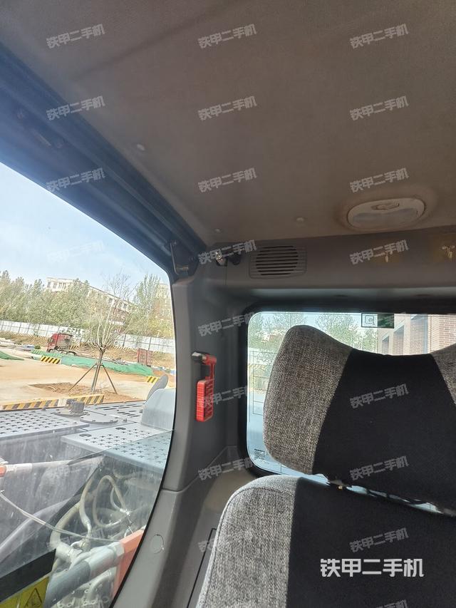 駕駛室頂部(整機外觀) 駕駛室頂部(整機外觀)