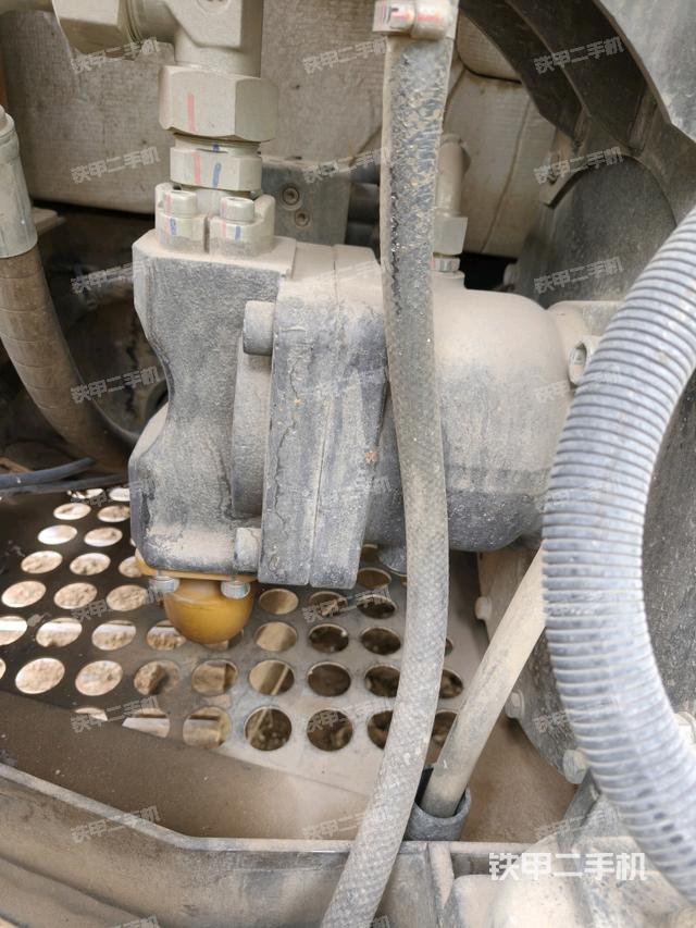 液壓泵艙室正面整體(整機外觀) 液壓泵艙室正面整體(整機外觀)