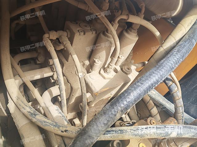 回轉(zhuǎn)馬達(dá)和主控閥（整機(jī)外觀）