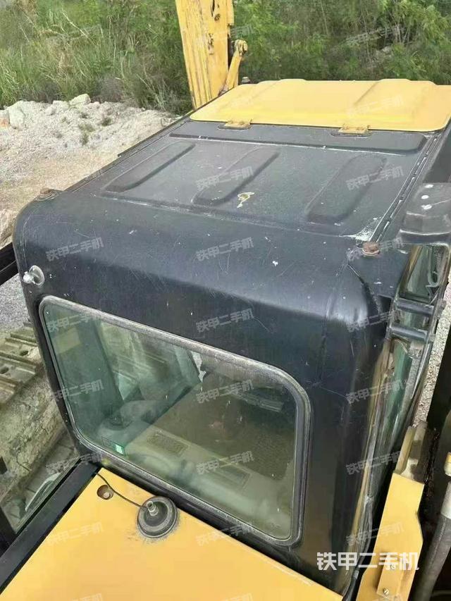駕駛室頂部(整機(jī)外觀) 駕駛室頂部(整機(jī)外觀)