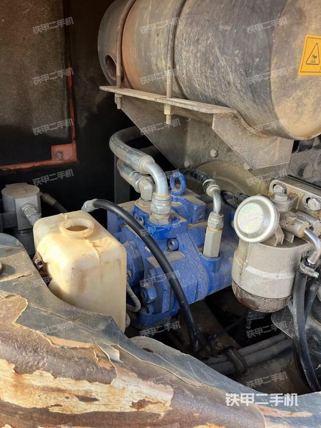 液压泵舱室正面整体（整机外观）