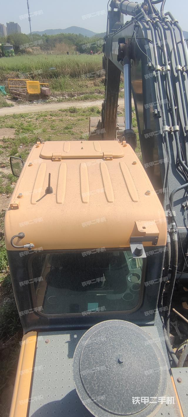 駕駛室頂部(整機外觀) 駕駛室頂部(整機外觀)