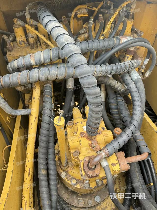 回转马达和主控阀（整机外观）