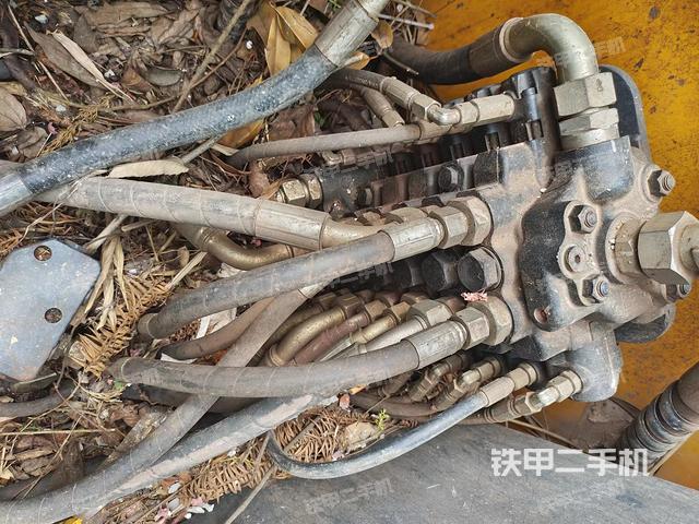 回轉馬達和主控閥(整機外觀) 回轉馬達和主控閥(整機外觀)
