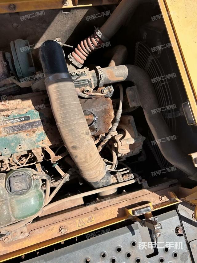 氣門(mén)室蓋螺絲特寫(xiě)（上車(chē)部件）