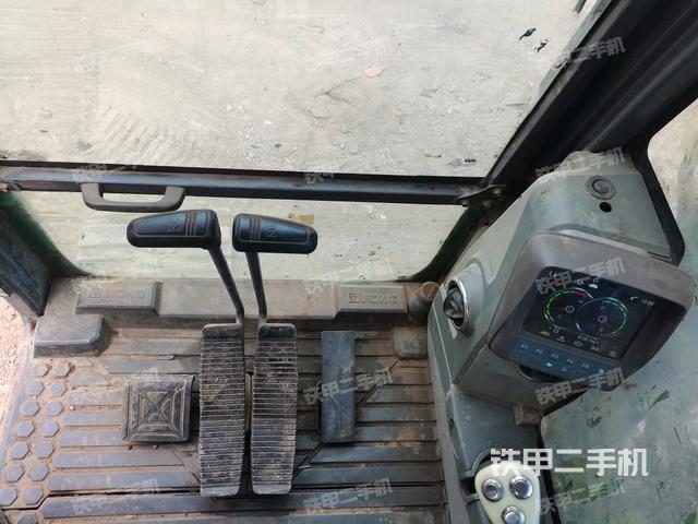 行走控制手柄和踏板?俯拍(駕駛室部分) 行走控制手柄和踏板?俯拍(駕駛室部分)