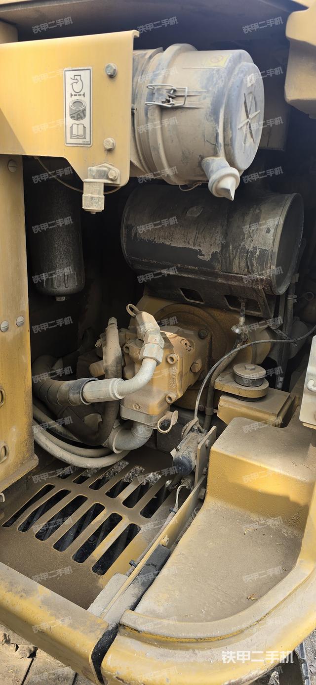 液壓泵艙室正面整體(整機外觀) 液壓泵艙室正面整體(整機外觀)