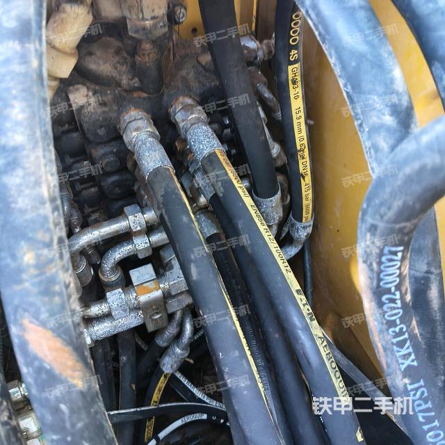 回轉(zhuǎn)馬達(dá)和主控閥(整機(jī)外觀) 回轉(zhuǎn)馬達(dá)和主控閥(整機(jī)外觀)