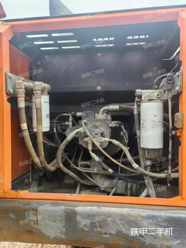 液壓泵艙室正面整體（整機(jī)外觀）