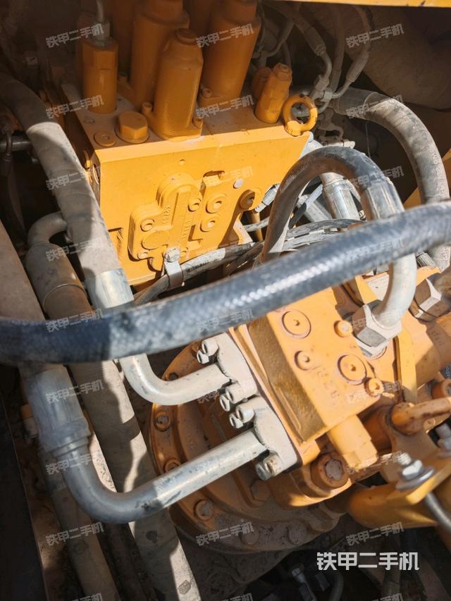 回轉(zhuǎn)馬達和主控閥(整機外觀) 回轉(zhuǎn)馬達和主控閥(整機外觀)