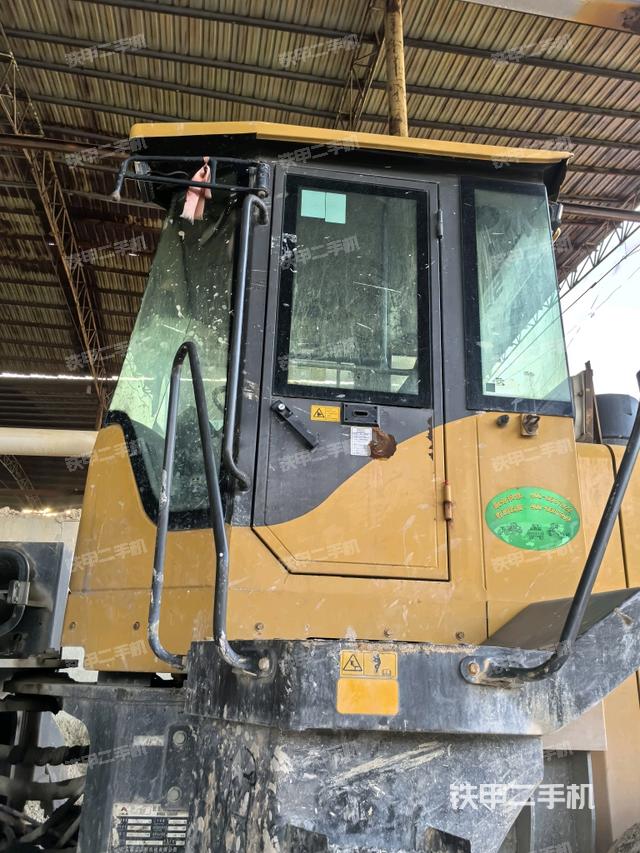 駕駛室工作臺(整機(jī)外觀及大件) 駕駛室工作臺(整機(jī)外觀及大件)