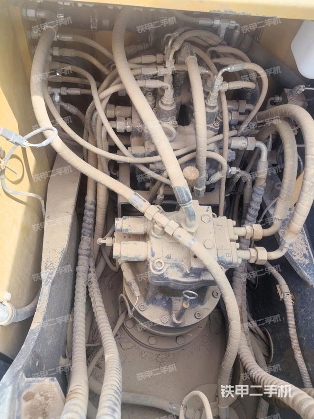 回轉(zhuǎn)馬達和主控閥(整機外觀) 回轉(zhuǎn)馬達和主控閥(整機外觀)