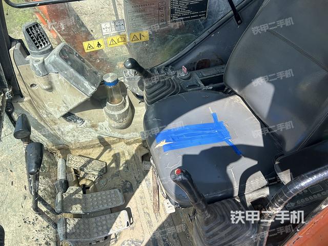 駕駛室整體(整機(jī)外觀) 駕駛室整體(整機(jī)外觀)