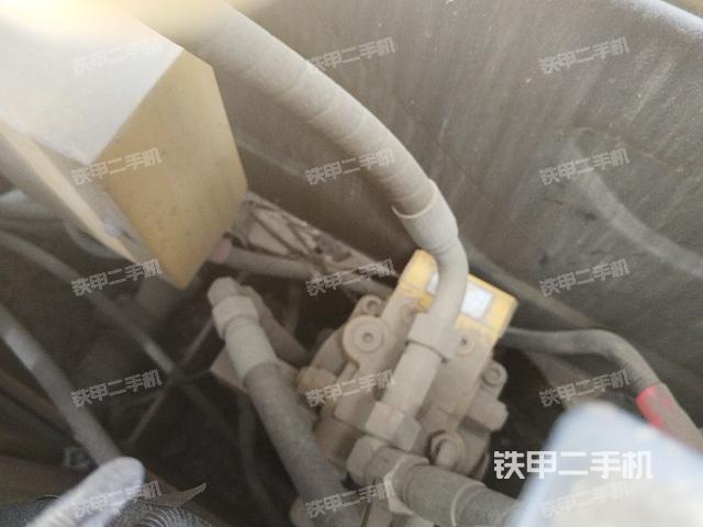 回转马达和主控阀（整机外观）